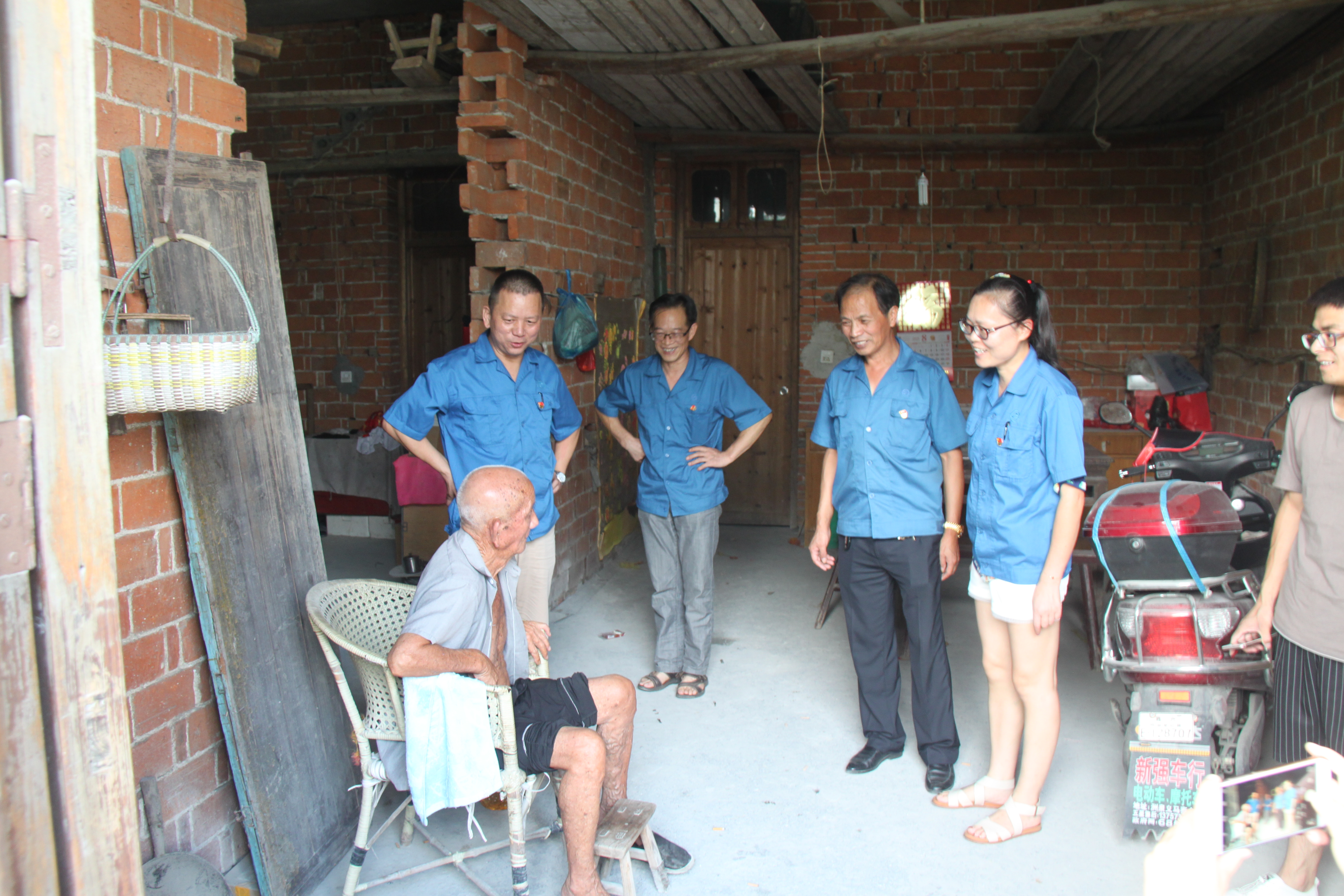 ��˾��Ա�߷�ο������Ⱥ��